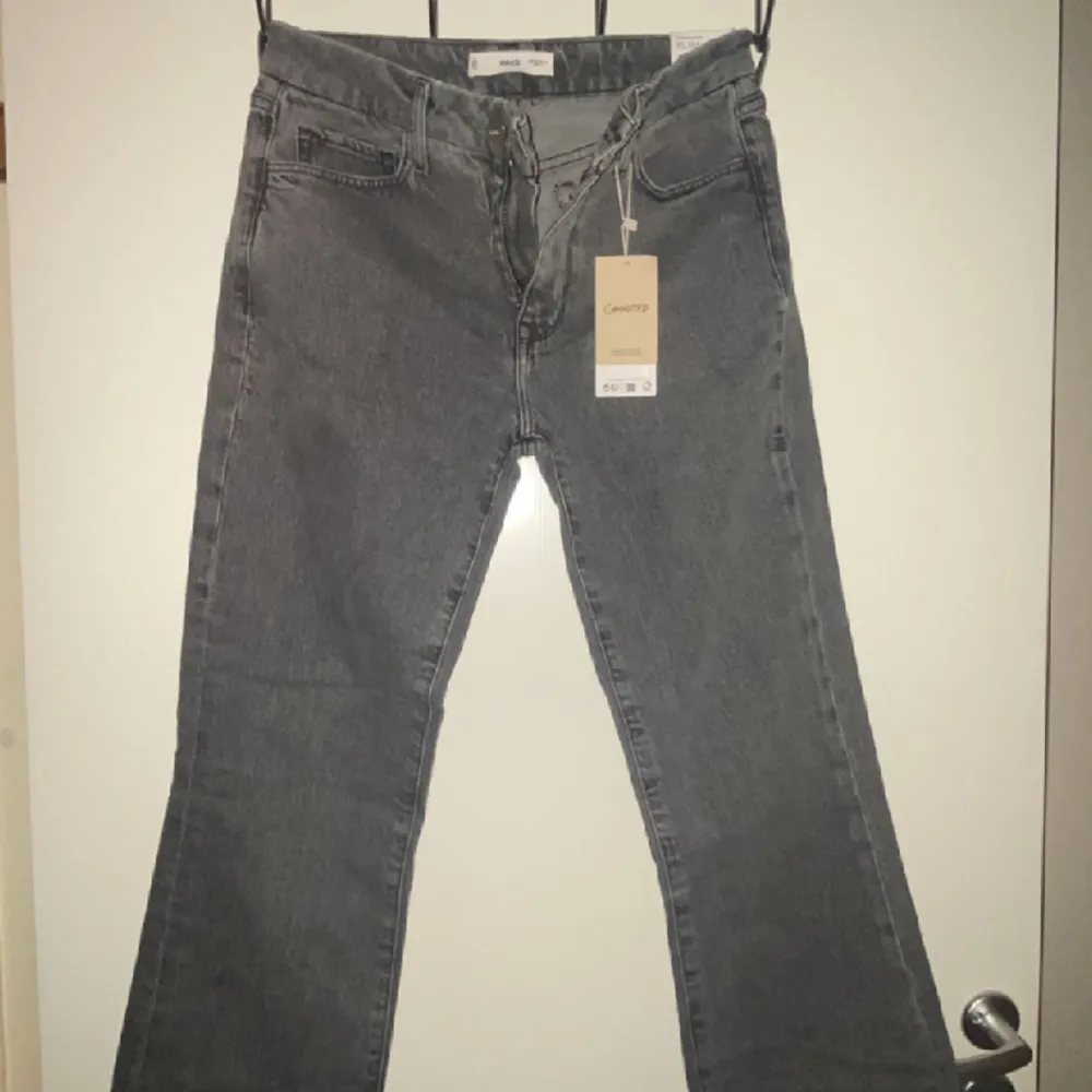 Jag säljer dessa fina gråa Flared jeans ifrån Mango då dom tyvärr var för små för mig. Dom har aldrig använts och har prislappen kvar. Jeansen är i storlek 38 men passar även för storlek 36. Kunden står för frakt!💘💘. Jeans & Byxor.