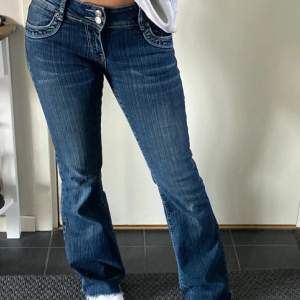 jag säljer dessa jeans eftersom att de tyvärr är för små för mig. säljer bara för ett bra pris! ge prisförslag.