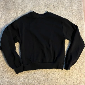 Svart tröja - Helt vanlig svart tröja i bra skick.