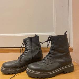 Svarta boots som inte använts på år. Använde dem knappt en halv höst eftersom jag växte ur dem från ingenstans 