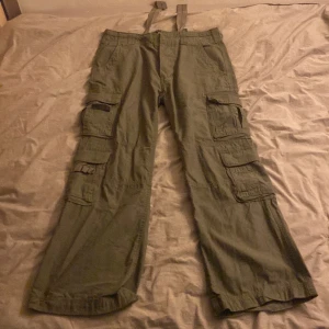 Feta gröna cargos - Knappt använda. Väldigt baggy 