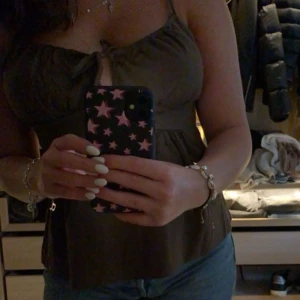 Brandy Melville topp - Jätte fin topp från brandy melville som jag köpte för 500 kr i stockholm💕Köpren står för frakt!✨