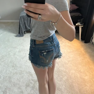 Hollister shorts - Säljer för att jag köpt ett par liknande, de är lågmidjade och sitter svinsnyggt på, köpta för 400 och de är i nyskick 