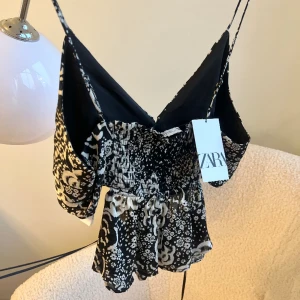 Topp  - Supersnygg topp från Zara, oanvänd och finns ej att köpa längre. Nypris 360 kr