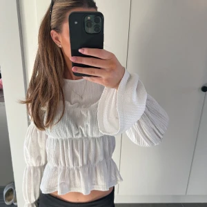 Vit blus  - Vit blus från Gina Tricot 💕💕knappt använd 