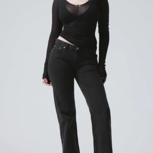 Low waist jeans - Säljer mina low Arrow jeans från weekday då de inte kommer till användning längre💗nypris ca 600kr, priset går att diskuteras vid snabb affär! Skriv för egna bilder eller frågor💗