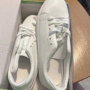 Sneakers  - Storlek 41  Helt nya i originalkartong  Enbart testat   PS: finns djur i hemmet 