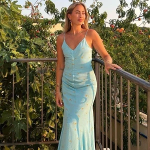 Adoore klänning  - Säljer klänning från Adoore, lappar kvar i strl 38. Egna bilder kan skickas om de önskas. Skulle säga att den är liten i storlek. Passar mig som är xs/s