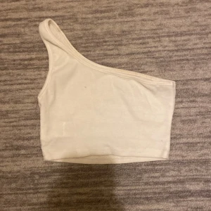 Vit top  - Storlek 146  Fin på sommaren 