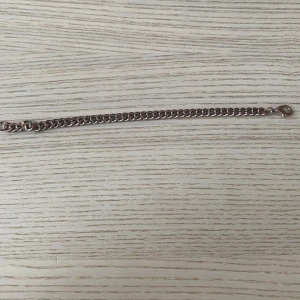 Armband second hand  - Fint armband i silver köpt second hand. Lite av färgen har lossnat men kanske går att putsa upp 