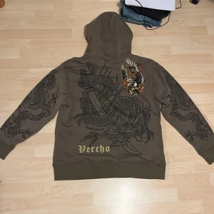 Ed Hardy Hoodie - Skit rare ed hardy hoodie, har aldrig använts, as skön och skitball hoodie som är riktigt baggy