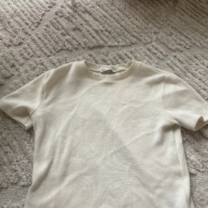 Zara tröja - Fin stickad tröja från zara köpt i november använd kanske 5 gånger. Stickad och jätte bekväm / mjuk. Utsåld på zara.