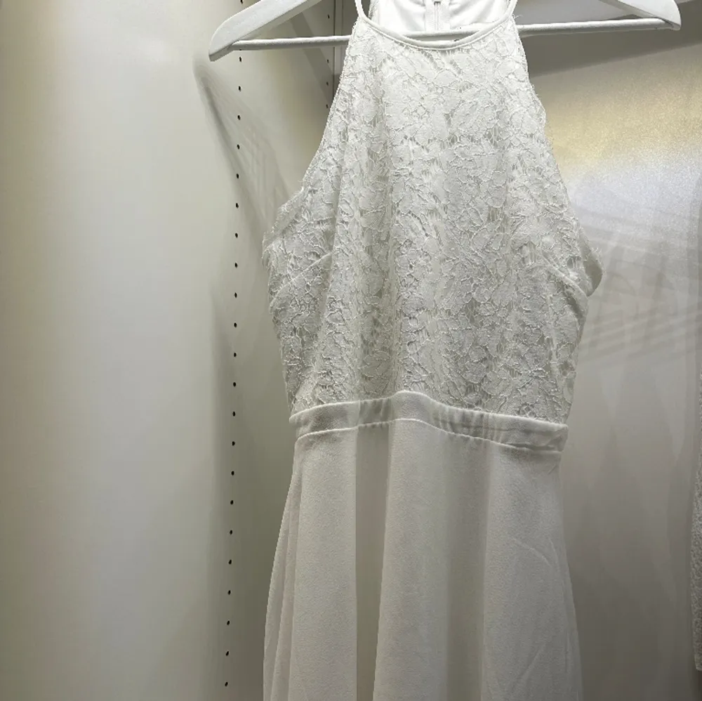 En vit klänning använd en gång. Perfekt till studenten!. Klänningar.
