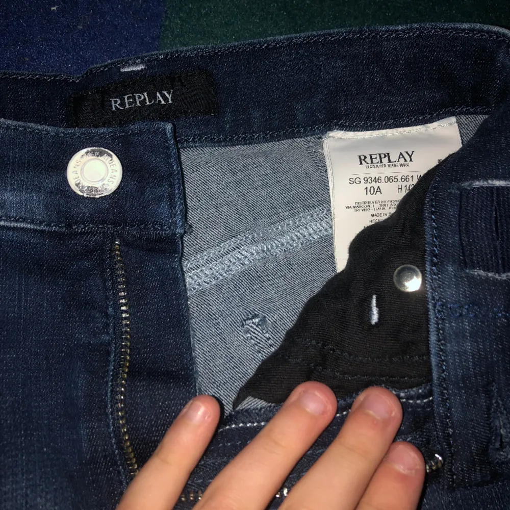 Replay jeans äkta skick 9/10 dom är storlek 142 men är stora i storleken hör av er vid frågor och pris ka diskuteras.. Jeans & Byxor.