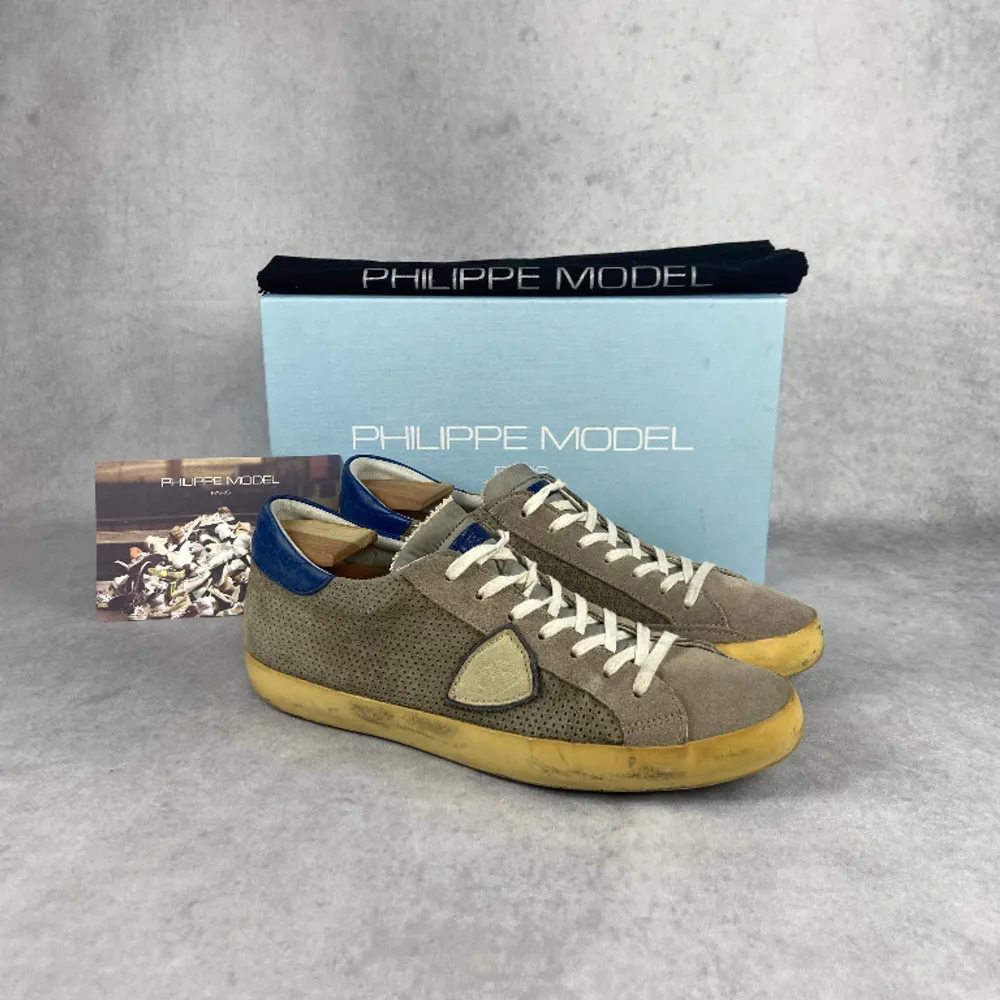 Philippe Model sneaker | Skick: 8/10 | Storlek: 42 | Nypris: 3749 | Pris: 1799 Tillbehör: Box | Fraktar via postnord på köparens bekostnad | Hör av dig vid minsta fråga eller fundering📩  . Skor.