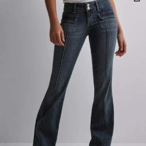 Jättefina jeans från Nelly som tyvärr inte kommer till användning, har inte koll på midjemått och innerbenslängd men byxorna är väldigt stretchiga och passar mig i längd som är ca 165💗nypris 700kr❤️