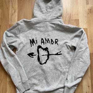 En helt oanvänd grå Mira Paris hoodie från Zalando. Säljer pågrund av att den ej används, hör av er om ni har några frågor. (Ni står för frakt)💓