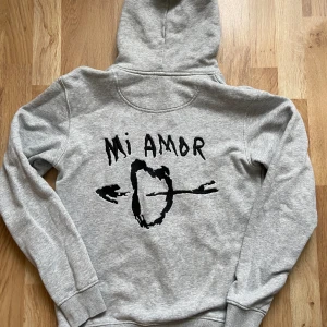 Mira Paris hoodie  - En helt oanvänd grå Mira Paris hoodie från Zalando. Säljer pågrund av att den ej används, hör av er om ni har några frågor. (Ni står för frakt)💓