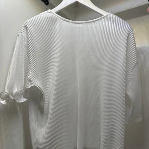 Vit blus - En vit blus med volang armar