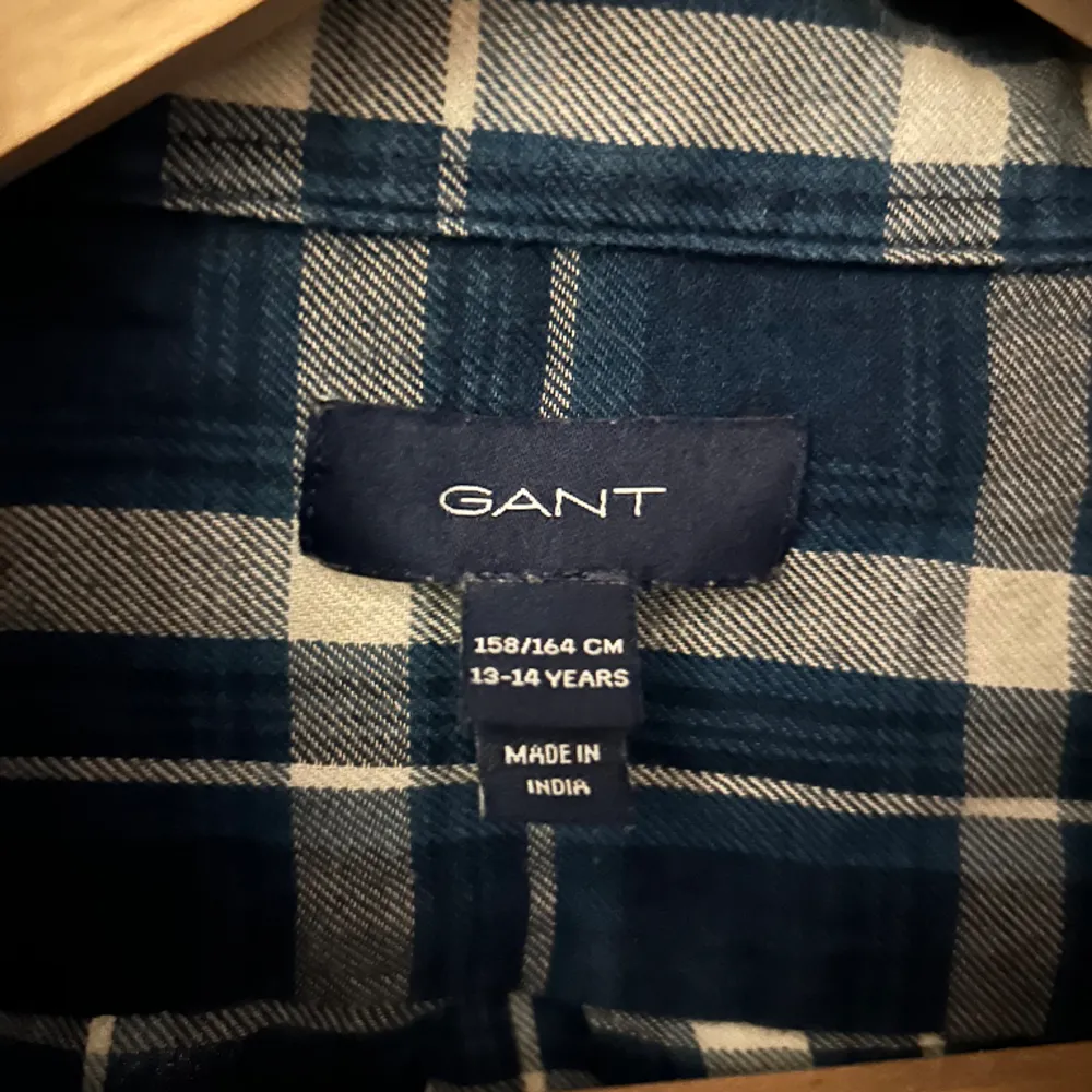 Säljer denna blåa flanellskjorta från gant. storleken är 164 men sitter som en XS. Mycket bra skick,hör av dig vid frågor!. Skjortor.