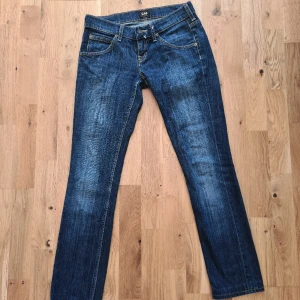 Lågmidjade jeans - Raka lågmidjade jeans. Som lösa 34 eller tajta 36.