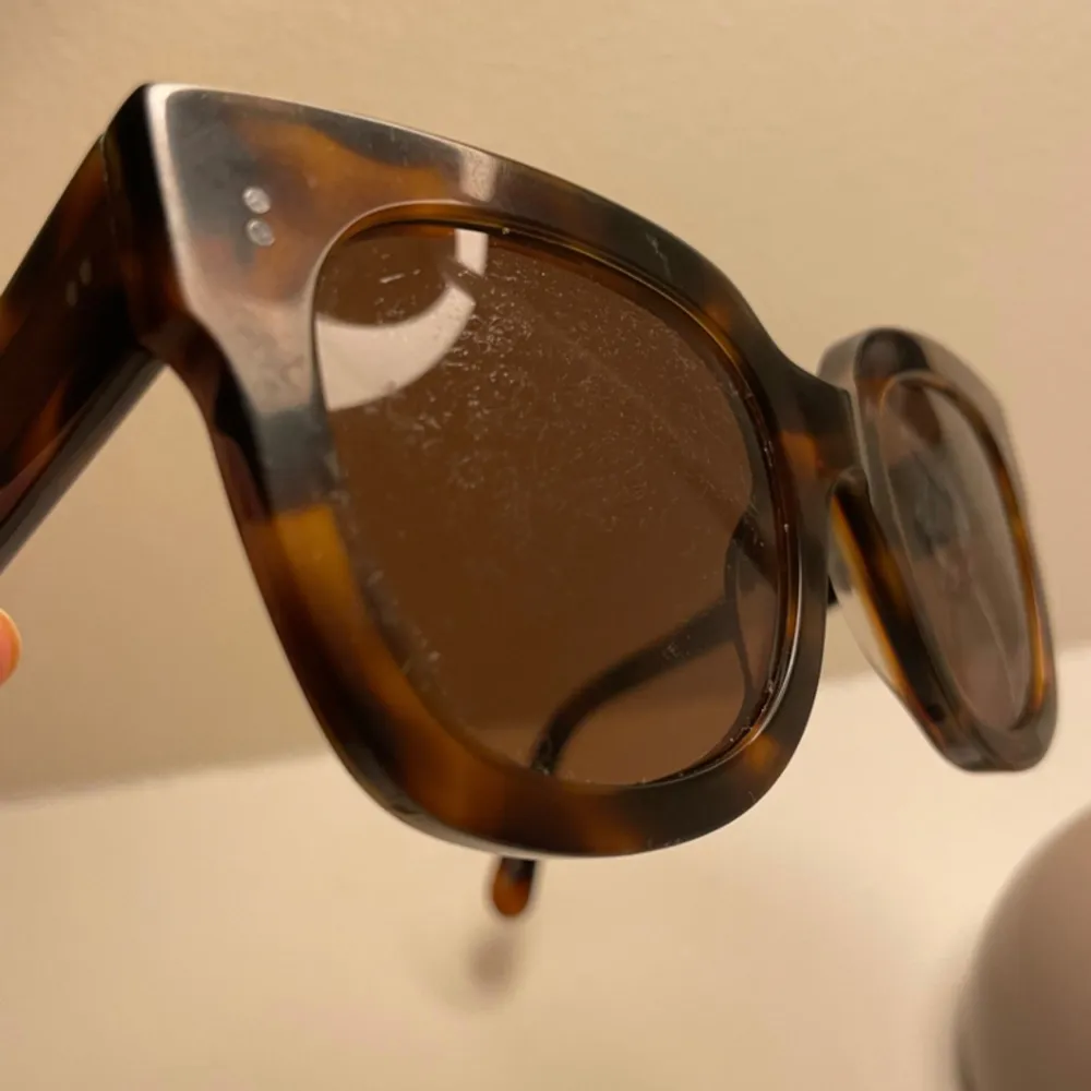 Så fina chimi solglasögon i modellen 08 och färgen tortoise💕💕dock har de lite repor slm man ser på bilden💕säljs inte på hemsidan längre!. Accessoarer.
