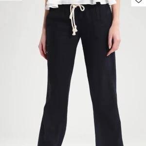 Roxy linnebyxor - Säljer nu mina svarta Roxy linnebyxor från Zalando då de ej kommer till användning längre!! Nypris 599kr