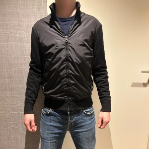 Moncler Cardigan (Black Label) - Sällsynt Moncler Cardigan med äkthetsbevis i form av orderbekräftelse. Grymt skick ( inga defekter). Priset är ej hugget i sten, snabb affär föredras. Storlek M. Fraktas spårbart med PostNord eller instabox. 