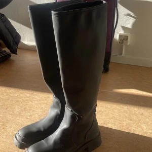 Zara boots - Zaras slutsålda stövlar men liten skråma som syns på bild. Behöver få sålt de så fort som möjligt därav billiga priset