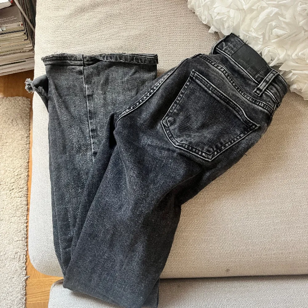 Jätte fina lågmidjade Boot cut jeans från Gina som är grå!💗💗 Lite slitna vid fötterna men annars super skick !💗. Jeans & Byxor.