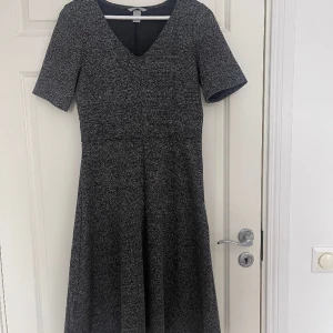 Grå Hm klänning - Elegant klänning i stl s. Framhäver midjan superfint. 