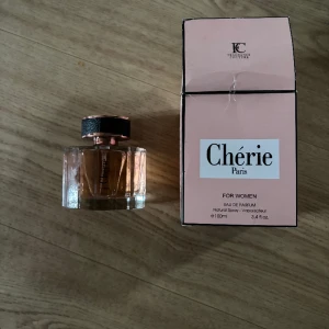 Chérie Paris Parfym  - Helt ny, luktar jätte gott o doften håller länge 