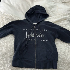 Hollister hoodie - Superskönt hollister hoodie i marinblå