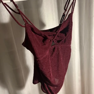 Glittrigt linne - Jättefint glittrigt linne i storlek S, aldrig använt🥰