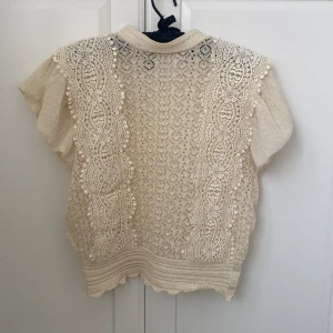 Zara topp - Sååå fin zara topp med volangärmar!! Finns som lite glitter i tyget, jätte fint skick!!💘stl M men passar mindre! 