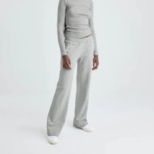 Lågmidjade mjukisbyxor - Säljer nu mina grå lågmidjade mjukisbyxor från bik bok❤️ Dem är helt ny med lapp på (aldrig använda)❤️orginal pris 399kr. Mitt pris 310kr ❤️skriv för fler bilder