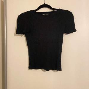 Kort mönstrad svart T-shirt från zara. Storlek S. 60kr