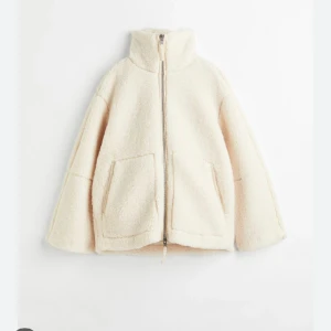 Hm Teddy jacka - Säljer min slutsålda jacka från hm som endast är använd 1 gång säljer då den inte kommer till användning, skriv för fler bilder 