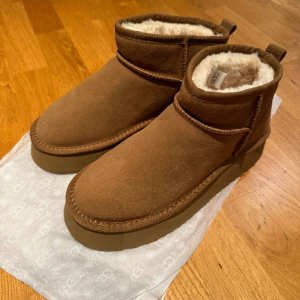 Classic Ultra Mini Plattform -liknande boots - Helt nya vinterboots säljes pga fel storlek.   Kan jämföras med UGG Classic Ultra Mini Plattform.     Kan skicka fler foton.   Sand; St 39/40 samt 40/41   Sulan är 4 cm hög