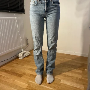 Zara jeans  - Säljer mina midwaist zara jeans, Väldigt lite använt och säljer pågrund av att jag inte tycker de passar mig.  Storlek 34 