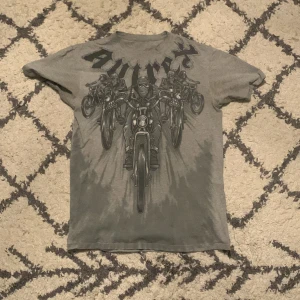 Rare avirex tee - Extremt fire med bra material och ny skick. Trycket är detaljerat och den sitter som en L. Fett fire och kan disk priset