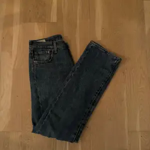 Hej säljer nu mina Levis 501 jeans då jag knappt använder dem längre och tänker sälja dem, dem är i nyskick  Nypris 1300kr