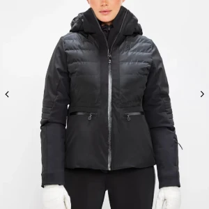 Skidjacka - Superfin skidjacka från 8848. Bara använd en vecka, och är därför i nyskick. Nypris ligger på 4300. Jackan är super liten i storleken, står att den är i 38 men sitter som en 36! Vind och vattentät ❤️