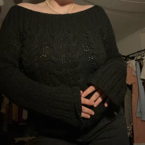 Offsholder stickad tröja - Jättefin! Men lite liten för mig🖤🎀