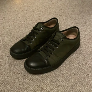 Lanvin - Säljer ett par Lanvin skor i storlek 43/44. Har används några gånger och är i rätt så bra skick. 