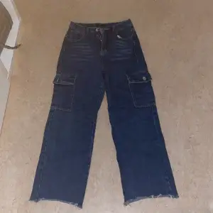 Säljer ett par jeans i strlk XS men används som S