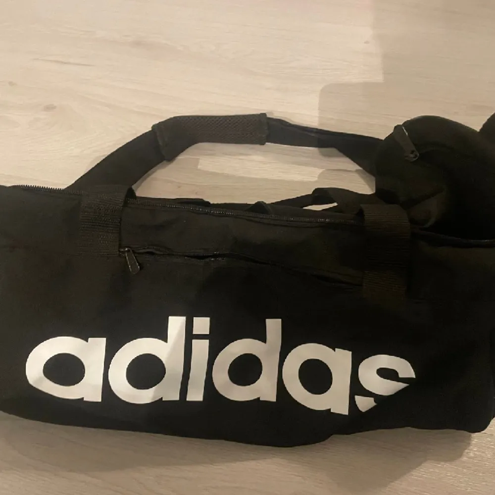 En fin rymlig väska från addidas i mycket bra skick.. Väskor.