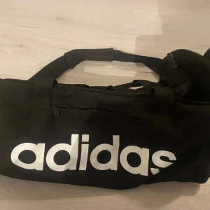 Fin rymlig väska från adidas i mycket bra skick  - En fin rymlig väska från addidas i mycket bra skick.