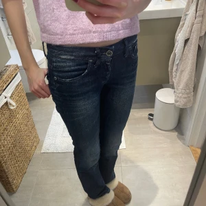 Lågmidjade jeans - Sjukt coola Lågmidjade jeans från g-star. Inga defekter men har slitningar som är del av designen. Säljer då de tyvär blivit försmå.🤗  midjemått: 34 cm  innerbenslängd: 83 cm