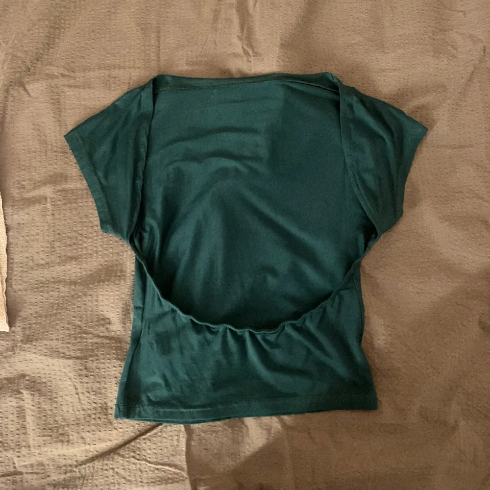 Mörk grön backless t shirt. Aldrig använd . Toppar.